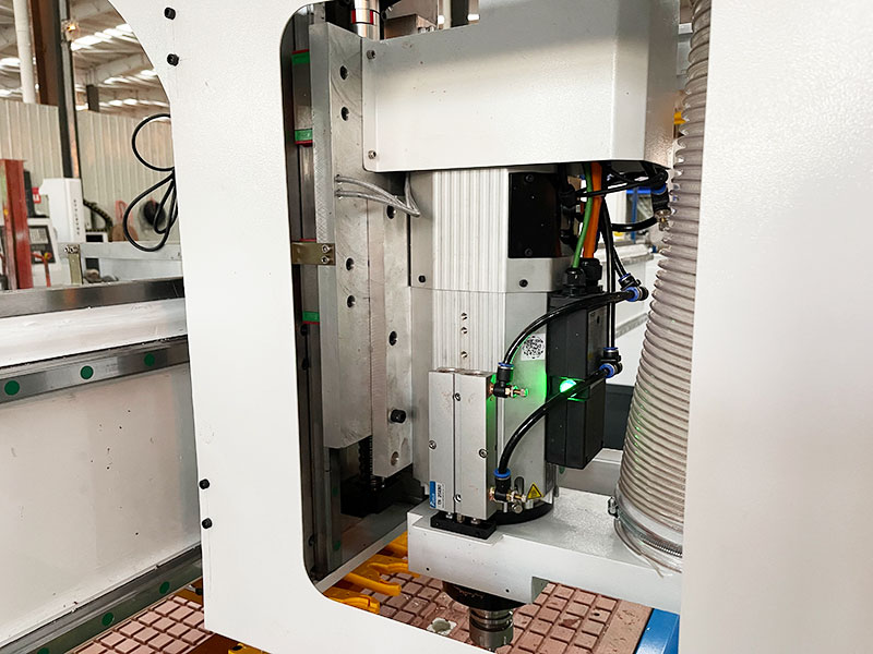 帶自動換刀裝置的數(shù)控雕刻機