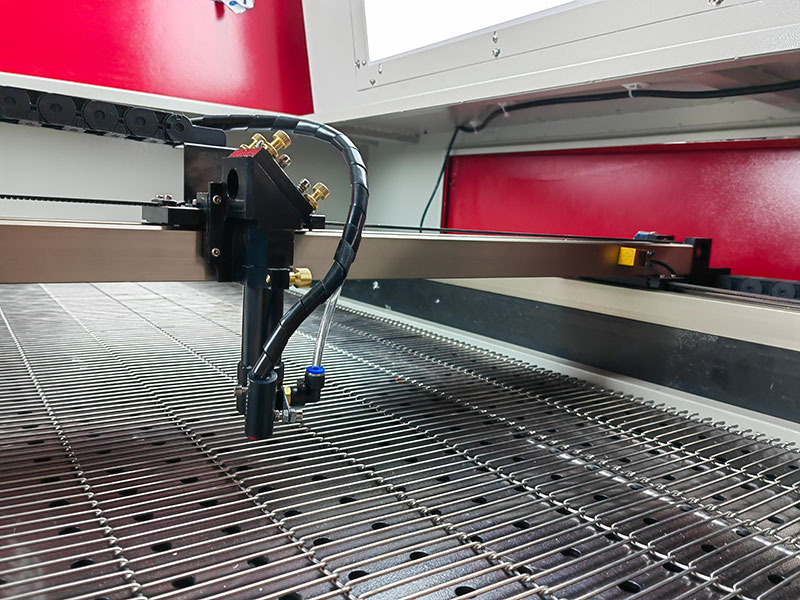 用于熱升華印花運動服的織物激光切割機