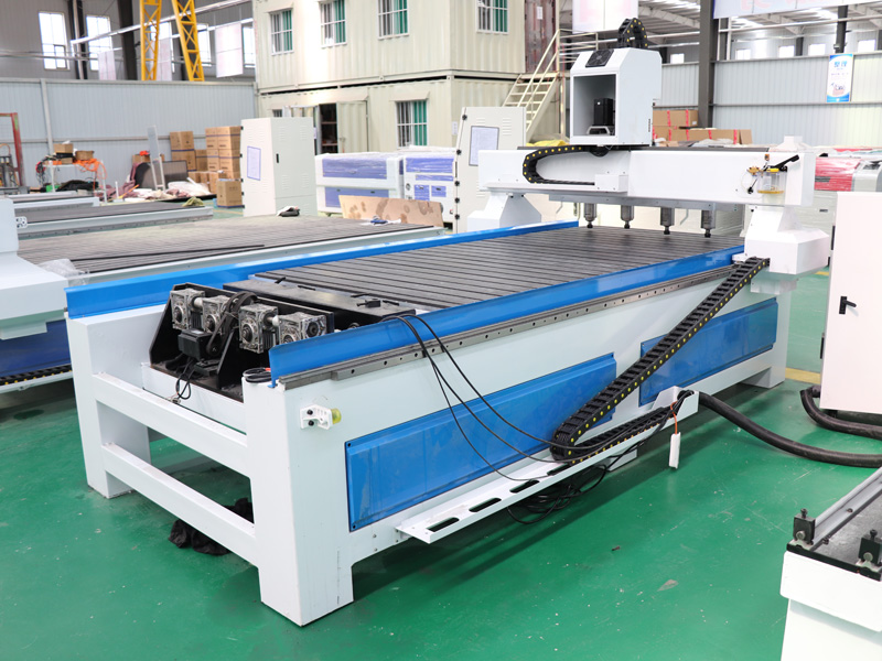 多頭四軸旋轉(zhuǎn)3D數(shù)控木雕機