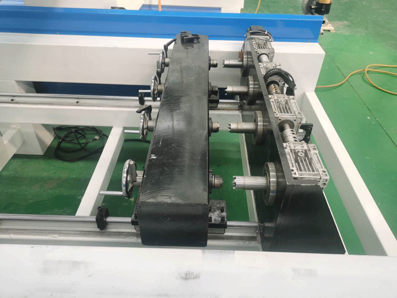 多頭四軸旋轉(zhuǎn)3D數(shù)控木雕機