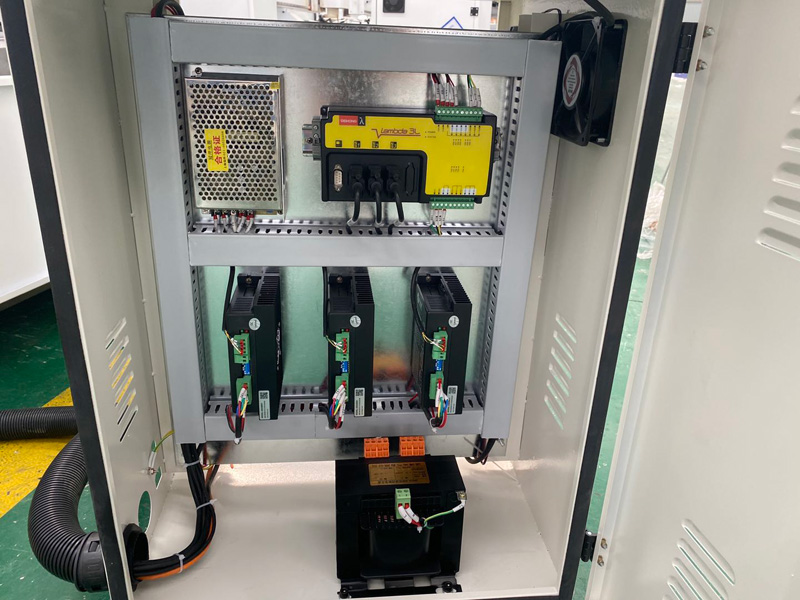 用于金屬銑削、雕刻和鉆孔的數(shù)控銑床