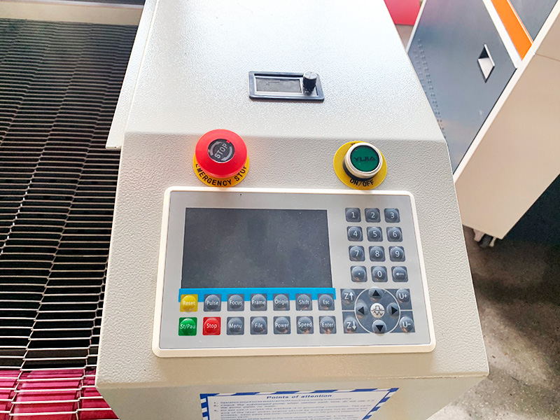 帶自動送料器的家用數(shù)控激光布料切割機(jī)