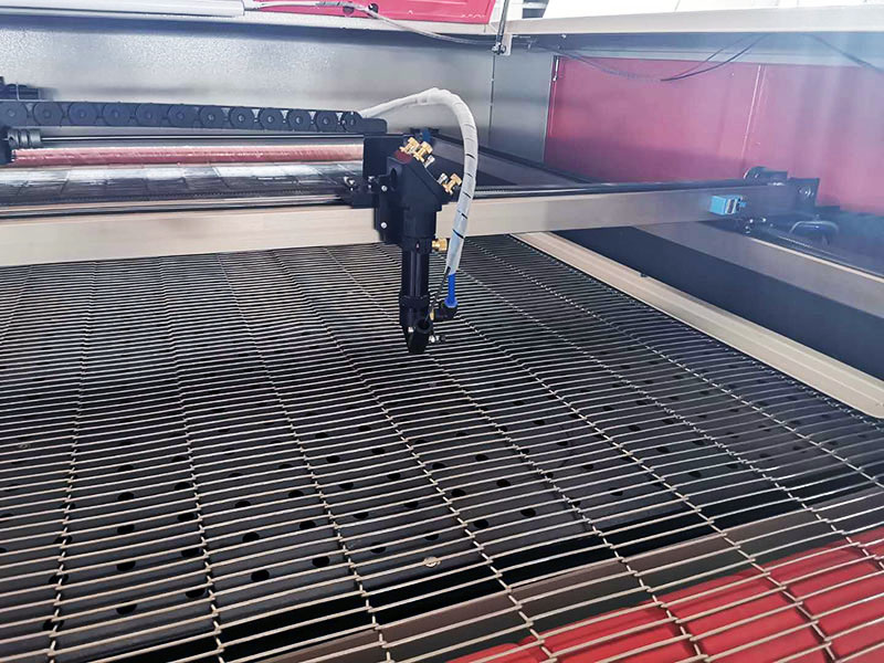 帶自動送料器的家用數(shù)控激光布料切割機(jī)