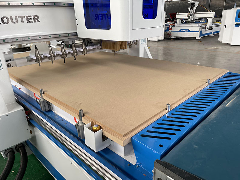 智能全自動(dòng)數(shù)控木工開(kāi)料機(jī) - 板式家具定制