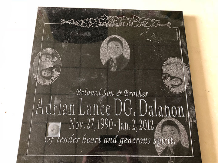 適用于墓碑、紀(jì)念石和墓碑項(xiàng)目的多用途石材數(shù)控機(jī)床