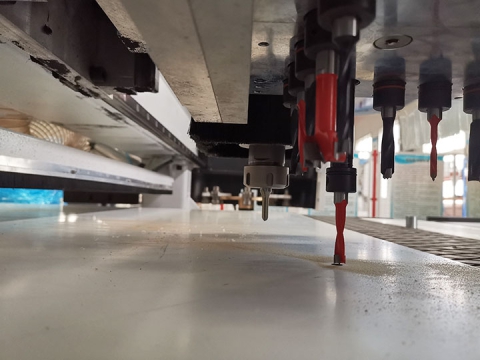 適用于板式家具的簡易自動換刀數(shù)控雕刻機，配有排鉆