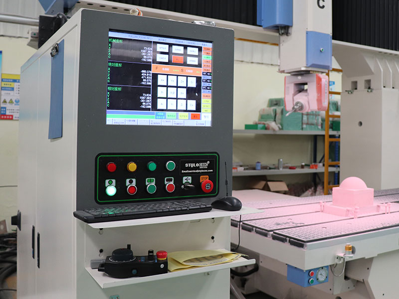 配備新代 控制系統(tǒng)的五軸數(shù)控雕刻機