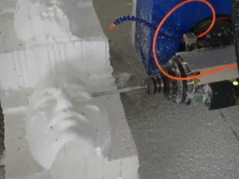 用于泡沫銑削的大型五軸數(shù)控雕刻機