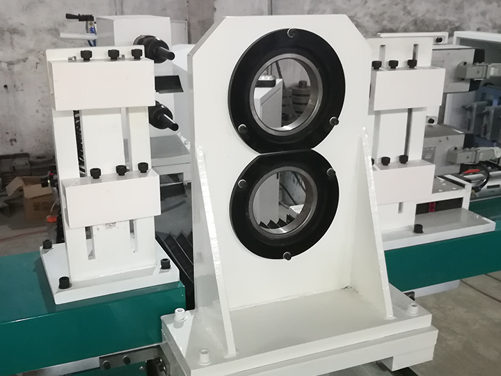 雙主軸自動(dòng)數(shù)控木工車(chē)床，用于棒球棒