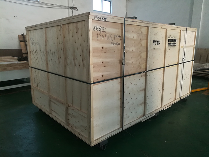 1325數(shù)控雕刻機(jī)與四軸旋轉(zhuǎn)工作臺(tái)的包裝