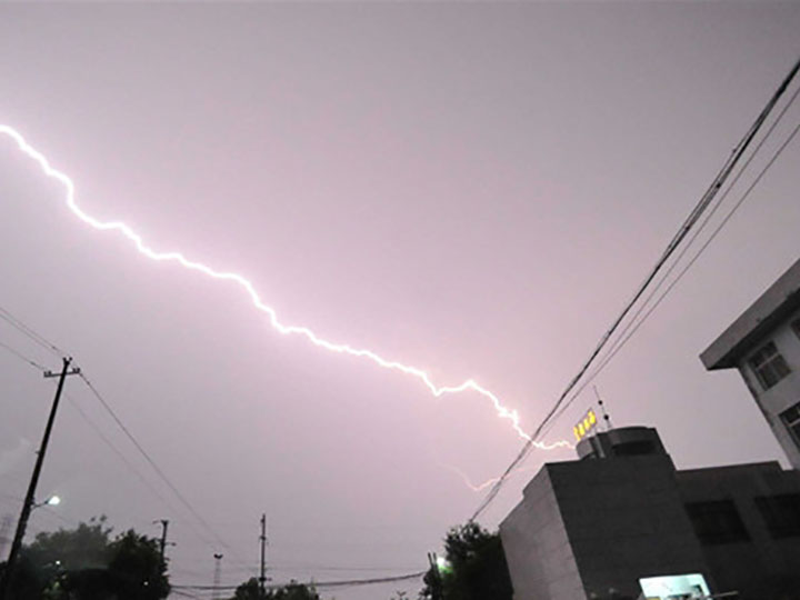 雷雨天數(shù)控雕刻機(jī)需要做好哪些防護(hù)工作？