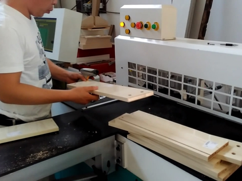 自動(dòng)數(shù)控側(cè)鉆機(jī)如何工作？