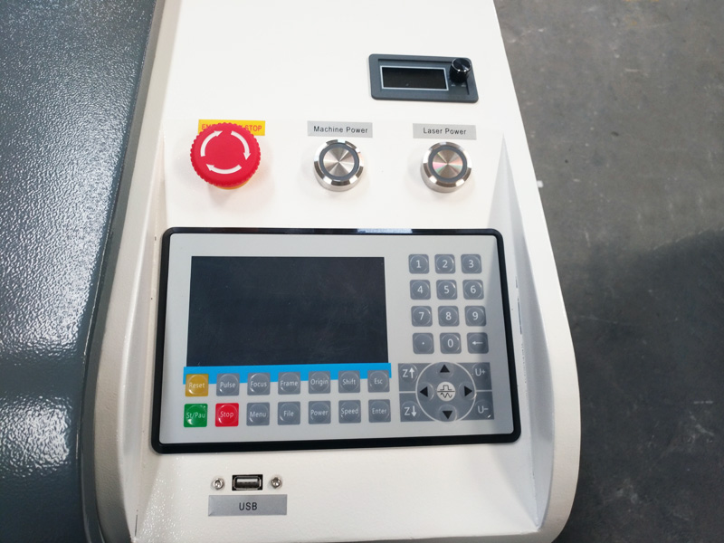 價(jià)格實(shí)惠的激光雕刻機(jī)，適用于皮革、織物、紙張、牛仔褲