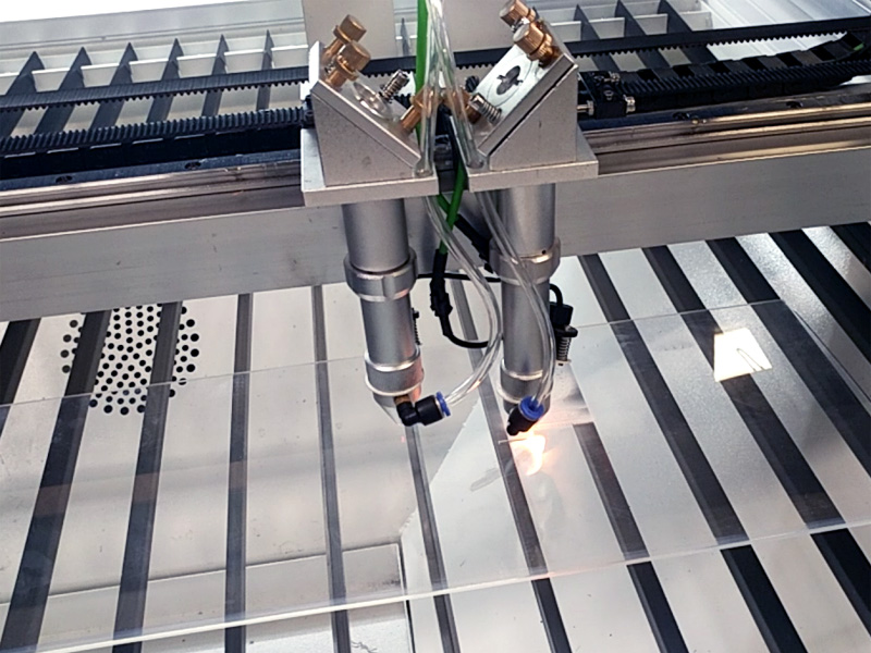 價(jià)格實(shí)惠的激光雕刻機(jī)，適用于皮革、織物、紙張、牛仔褲