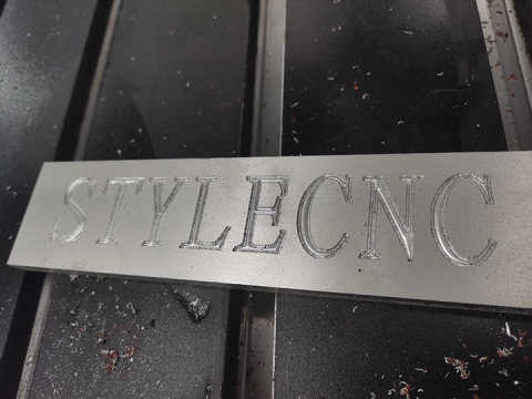 用于金屬標(biāo)牌制作的自動(dòng)數(shù)控銑床