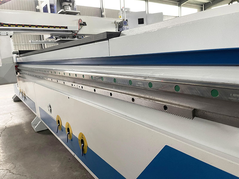 上銀導(dǎo)軌直線軸承和滾珠絲杠