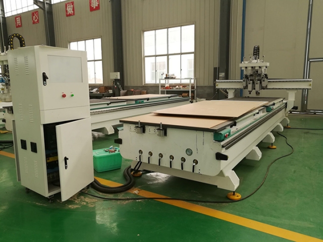 印度尼西亞 4 主軸氣動自動換刀數(shù)控雕刻機(jī)