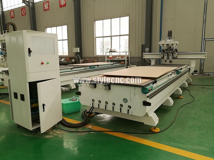 帶 4 個(gè)主軸的氣動(dòng)自動(dòng)換刀數(shù)控雕刻機(jī)