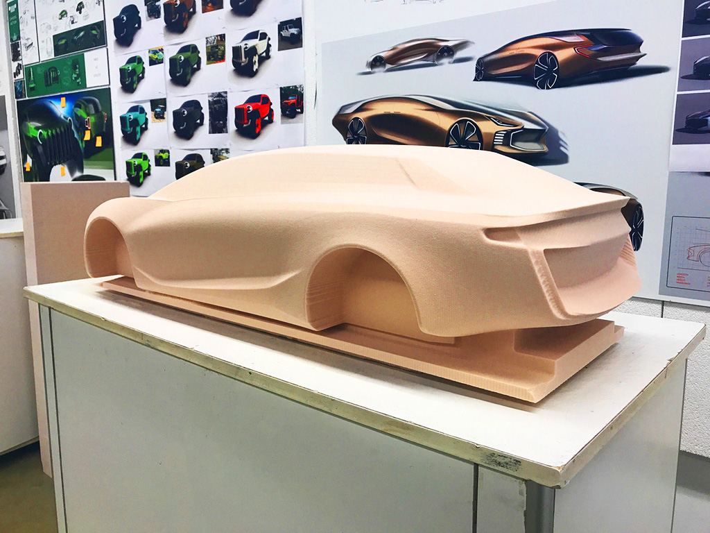 用于車身框架制造項(xiàng)目的五軸數(shù)控雕刻機(jī)