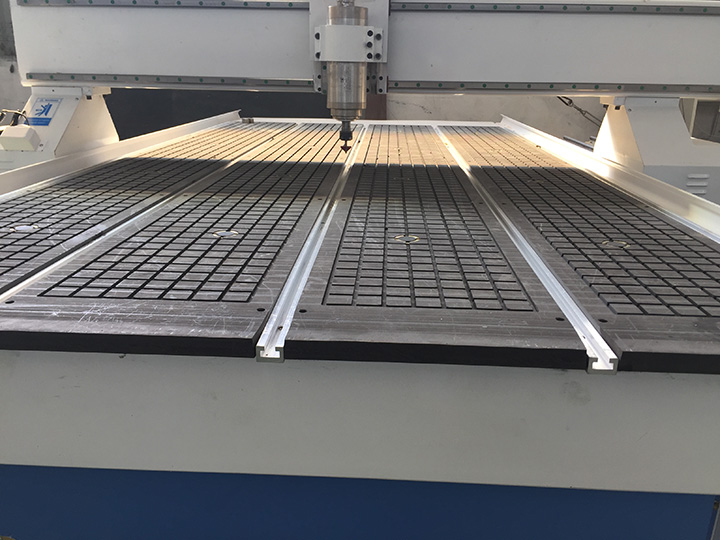 旋轉(zhuǎn)數(shù)控雕刻機的真空和 T 型槽工作臺