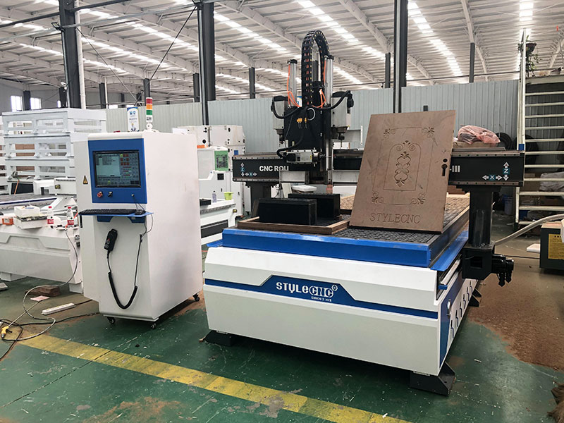 經(jīng)濟(jì)實(shí)惠的數(shù)控木工雕刻機(jī)，適用于門制作項(xiàng)目