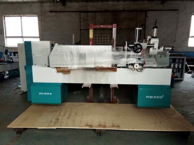 羅馬尼亞數(shù)控木工車床，用于車削、開槽、雕刻