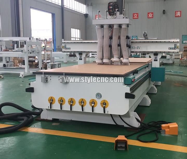 帶 4 個(gè)主軸的家具數(shù)控雕刻機(jī)發(fā)貨到卡塔爾