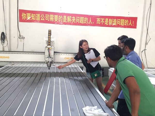 土庫曼斯坦客戶對(duì)2040自動(dòng)換刀數(shù)控雕刻機(jī)進(jìn)行檢驗(yàn)