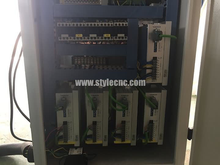 Yako 驅(qū)動(dòng)數(shù)控雕刻機(jī)