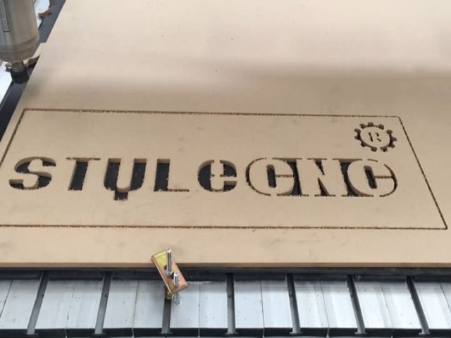 用于木質(zhì)標牌切割項目的數(shù)控雕刻機