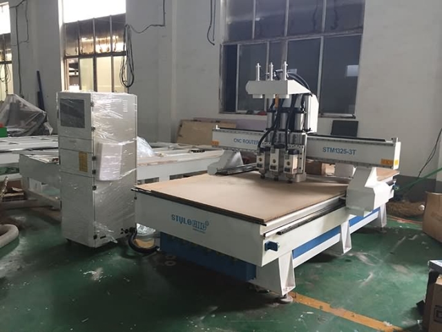 摩洛哥 3 頭數(shù)控雕刻機