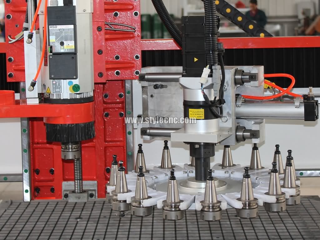 帶旋轉(zhuǎn)自動(dòng)換刀裝置的移動(dòng)工作臺(tái)數(shù)控雕刻機(jī)