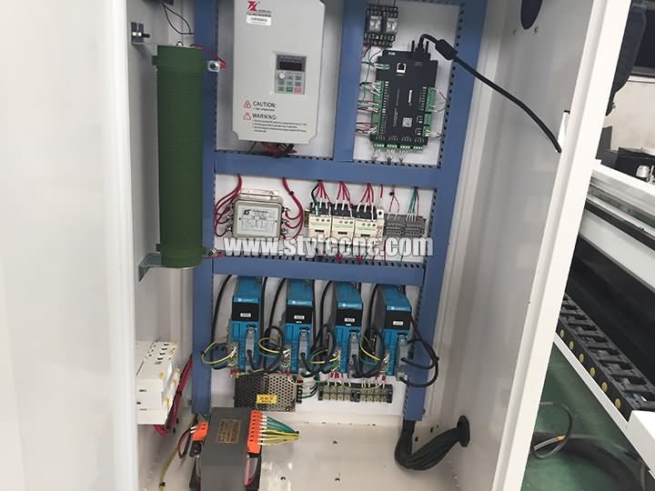 帶自動(dòng)換刀裝置 (ATC) 的小型數(shù)控雕刻機(jī)