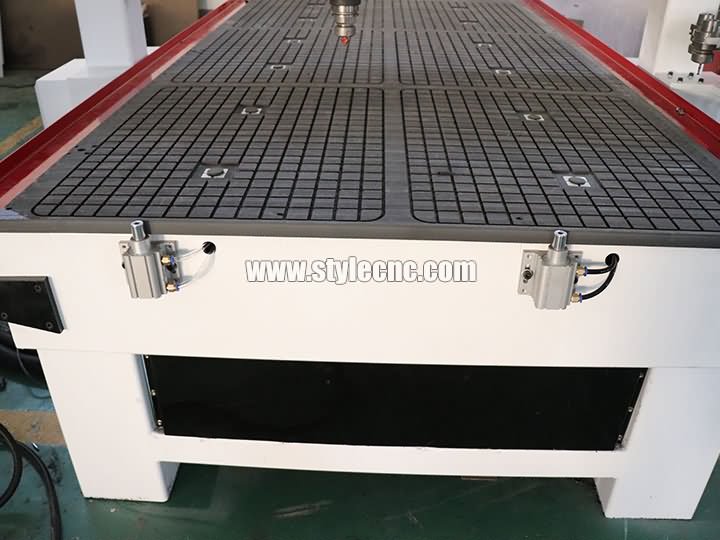 旋轉式自動換刀數(shù)控加工中心的氣缸位置