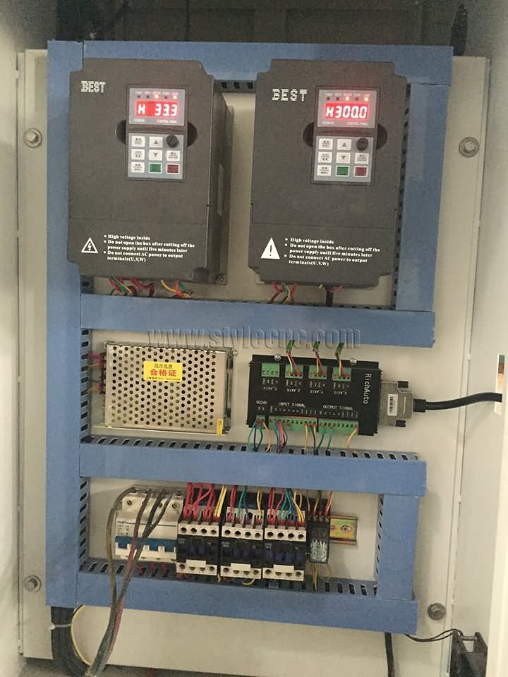 木工數(shù)控車床電子元件