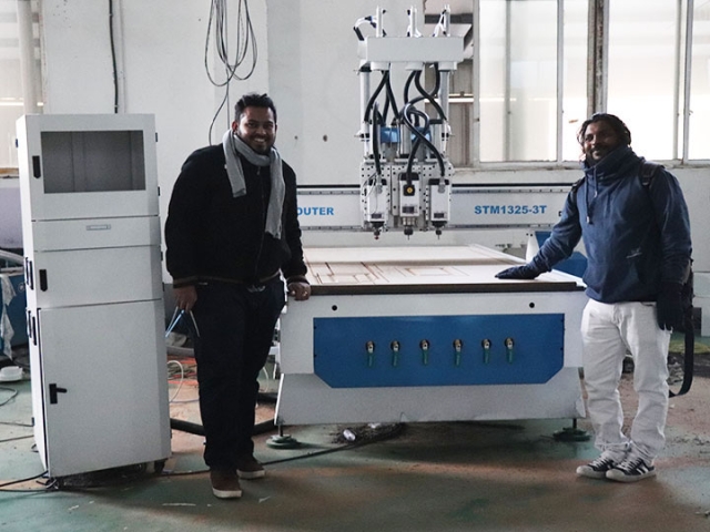 英國 3 主軸多任務(wù)數(shù)控雕刻機