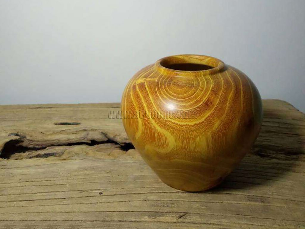 采用數(shù)控木工車床進行 Cudrania Tricuspidata 木罐車削項目