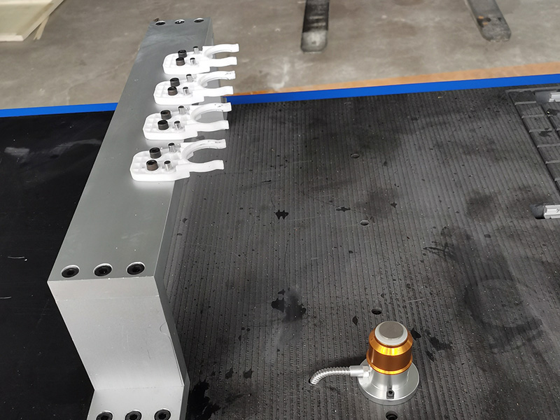 適合家庭使用的帶換刀裝置的小型臺(tái)式數(shù)控雕刻機(jī)