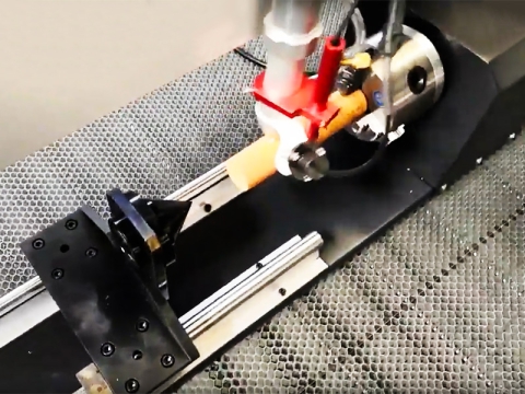 如何使用激光雕刻切割機(jī)的旋轉(zhuǎn)附件？