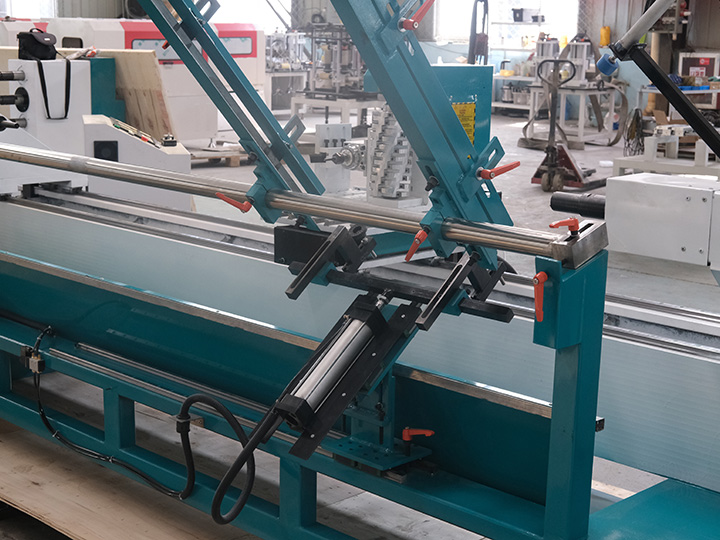 帶自動送料器的多功能數(shù)控木工車床