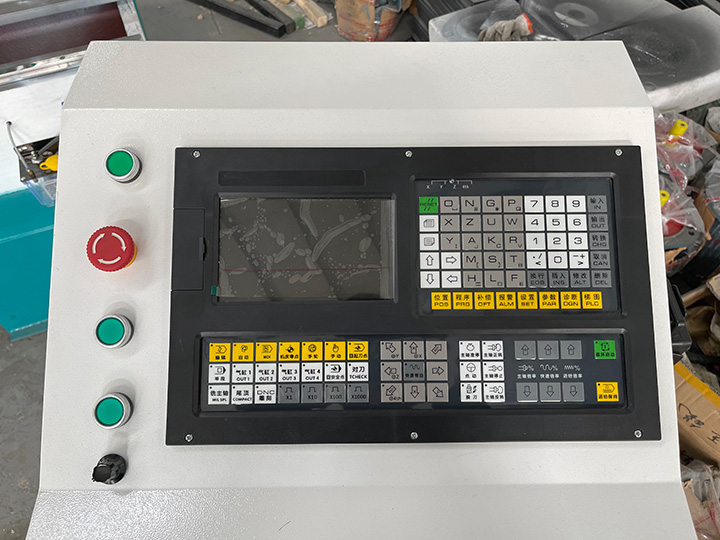 帶自動送料器的多功能數(shù)控木工車床