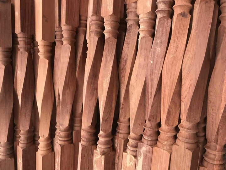 數(shù)控木工車床加工的椅腿