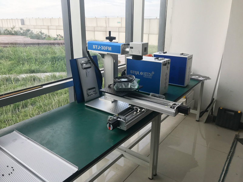 帶 XY 2 軸移動工作臺的光纖激光雕刻機(jī)，適用于 2D 工作臺