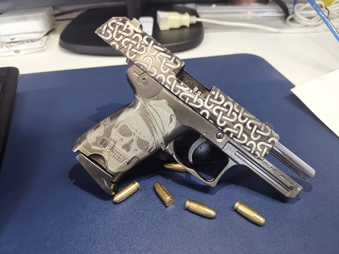 如何使用光纖激光深雕機(jī) DIY 定制槍支？