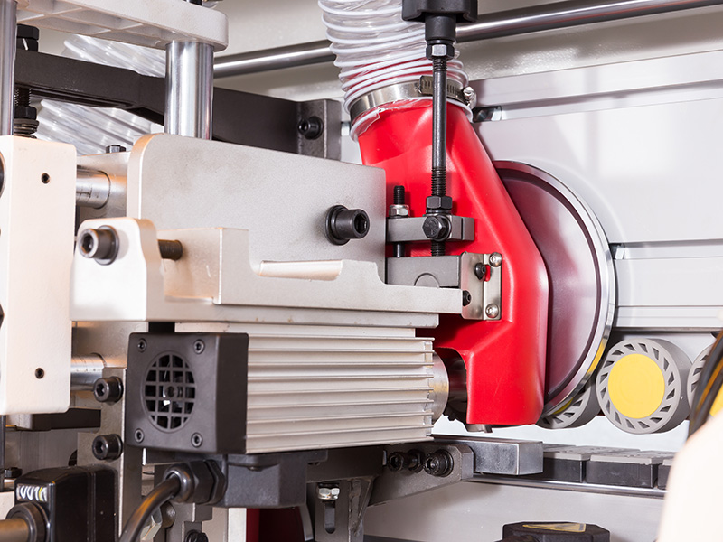 使用雙鋸對(duì)零件進(jìn)行精修