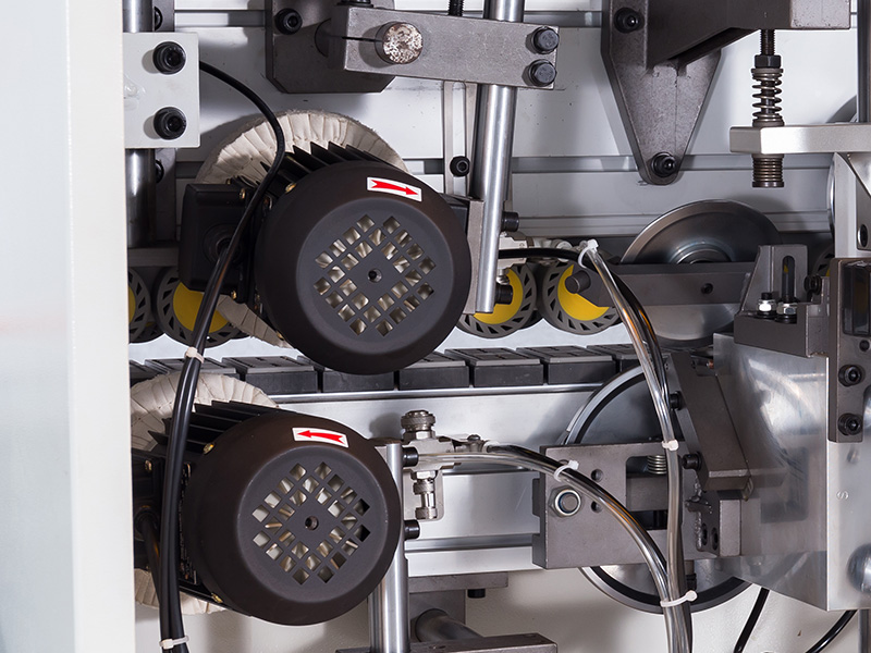 使用封邊機(jī)進(jìn)行噴霧清潔和拋光