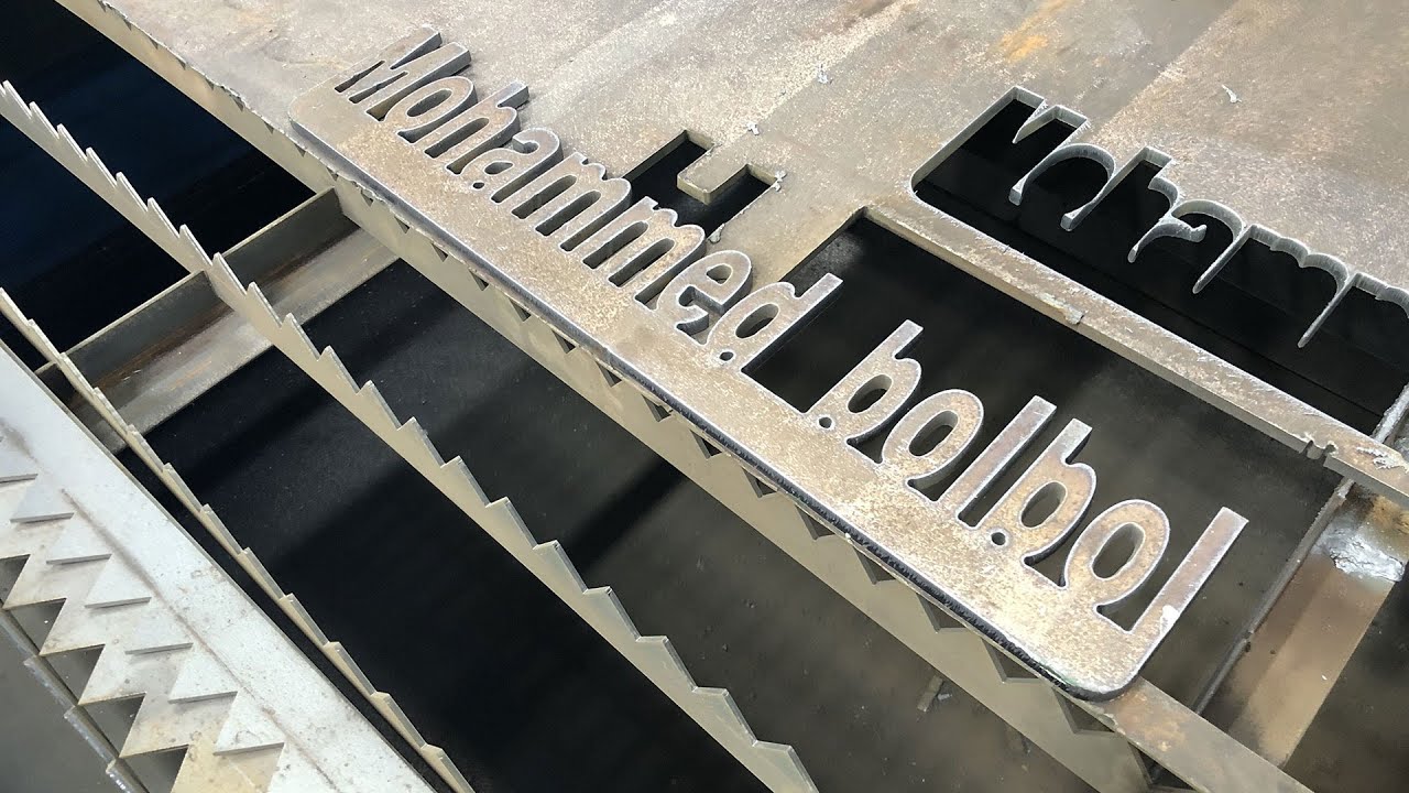 工業(yè)數(shù)控等離子切割工作臺，配備 Hypertherm 等離子切割機