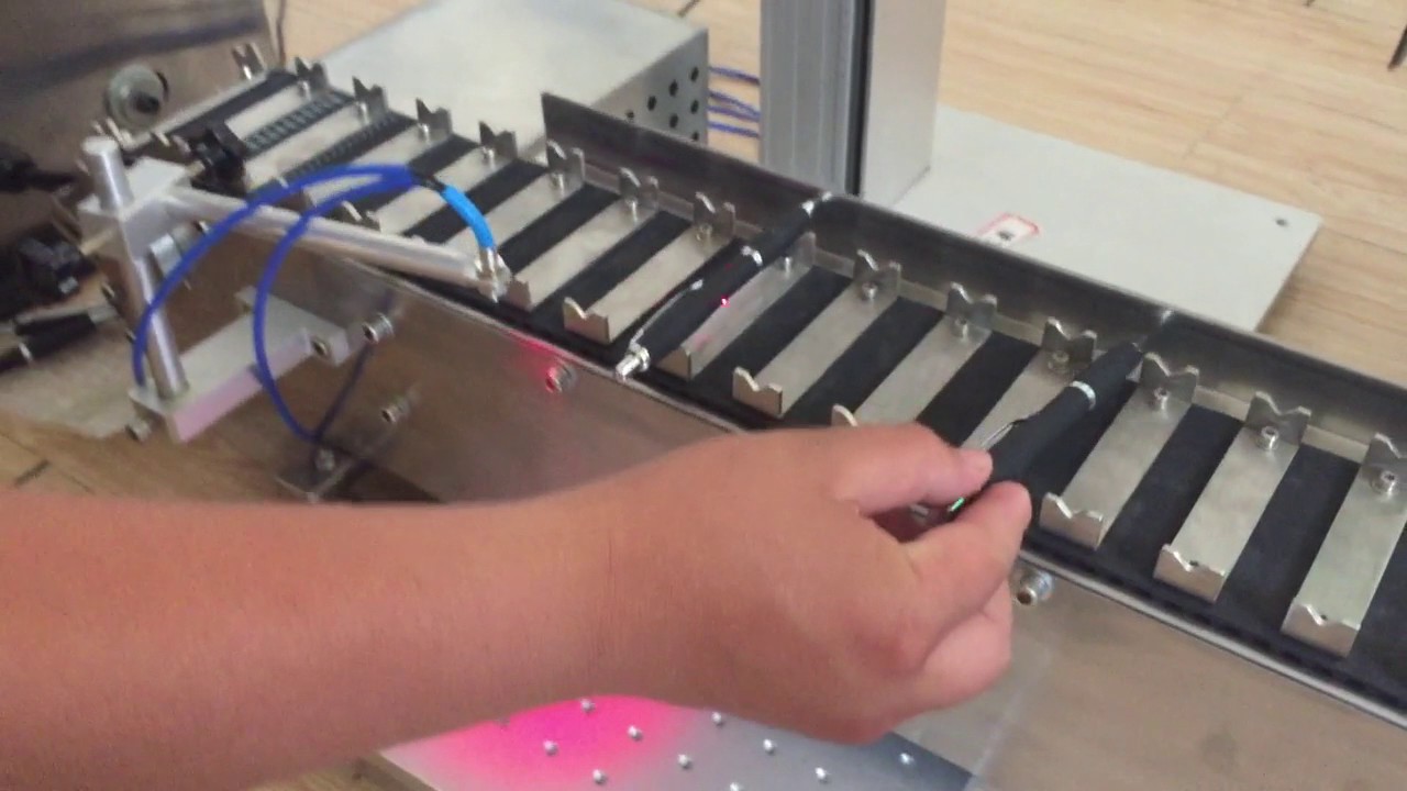 MOPA 激光打標機帶傳送帶，用于筆雕刻