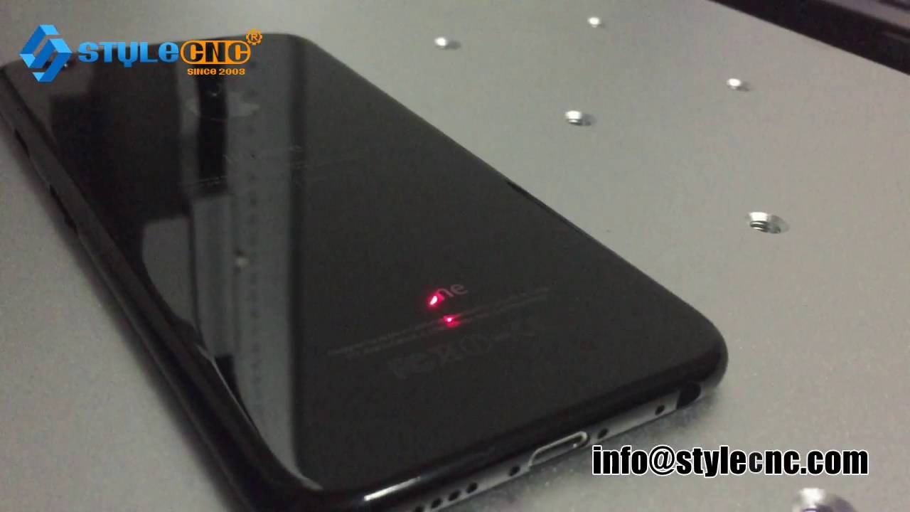 深黑色 iPhone 7 激光雕刻機，配備 MOPA 激光