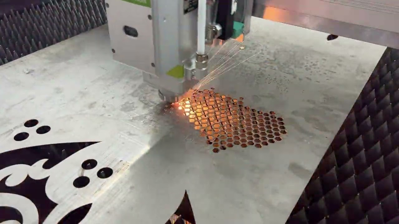 1500W 用于定制金屬標牌的光纖激光切割機